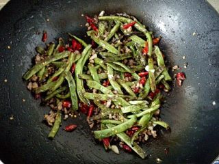 5、干煸豆角,6．	往锅中倒入少许老抽，将豆角放入锅中煸炒匀均，撒少许盐提味，翻炒出锅即可。