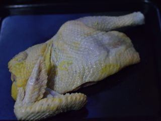 1、无难度慢炖锅豉油鸡,杀白鸡半只洗净，擦干水分。