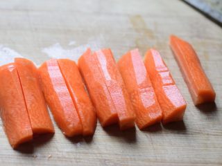 7、无难度慢炖锅豉油鸡,胡萝卜去皮，切成大拇指粗细和长短的段。