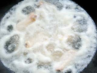 6、红烧鸡翅 家宴上不可缺席的一道美味 红亮诱人的秘诀在于糖色,水烧开后煮1分钟，把大的浮沫撇一下，可以看出，再新鲜的鸡翅里面还是有血沫和杂质的，不焯水的话这些东西都被吃进肚子里了。