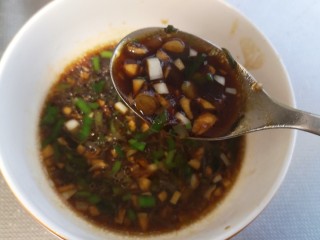 7、爽滑肠粉,蒜香扑鼻的汤汁就做好啦