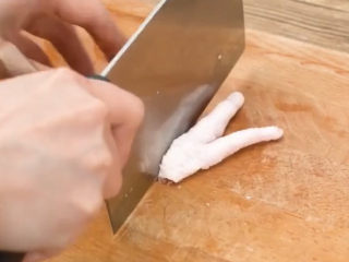 2、百香果柠檬鸡爪,对半切小块