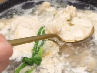 5、百香果柠檬鸡爪,中间去下浮沫