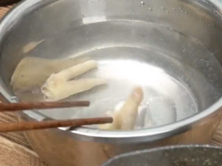 6、百香果柠檬鸡爪,煮好的鸡爪出锅立马放进冰水里洗个凉水澡，冷静一下，会更脆
