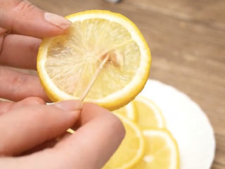 7、百香果柠檬鸡爪,切一下柠檬，特别注意的是一定要去点籽，不然会带苦味。