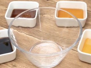 8、百香果柠檬鸡爪,接下来调一个好吃的酱汁，