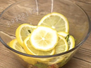 11、百香果柠檬鸡爪,柠檬片不能忘