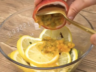 12、百香果柠檬鸡爪,再来一个灵魂百香果，喜欢的可以多放