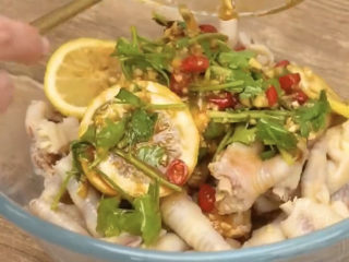 13、百香果柠檬鸡爪,调好的酱汁，通通倒入鸡爪上