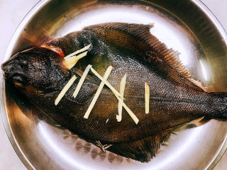 1、清蒸加拿大金鲽,加拿大金鲽鱼去除内脏洗干净，放入盘中，生姜切丝放在鱼肚中、身上。