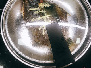 2、清蒸加拿大金鲽, 蒸锅水烧开，放入鲽鱼大火蒸8分钟。