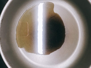 3、清蒸加拿大金鲽,不粘锅烧热后放油。