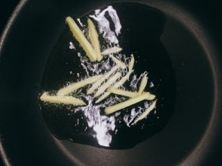 4、清蒸加拿大金鲽,下姜丝炒香。