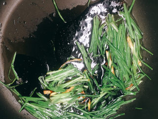 5、清蒸加拿大金鲽,下小葱段、蒸鱼酱油，关火。