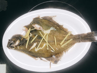 7、清蒸加拿大金鲽,过到鱼盘中。