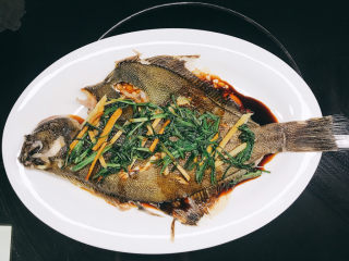 8、清蒸加拿大金鲽,将油葱汁淋在鱼身上即可。