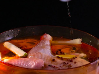 3、凉拌鸡块,放入姜片几片，花椒粒适量，料酒适量和几段葱段