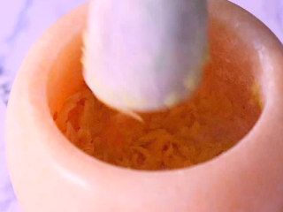 7、凉拌鸡块,将姜蒜捣成细腻的泥备用