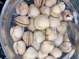 1、蛤蜊蒸蛋,蛤蜊加5克盐，加5克食用油，给他搅匀静置五分钟吐沙子