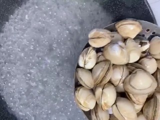 2、蛤蜊蒸蛋,水开下入蛤蜊