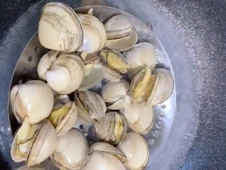 3、蛤蜊蒸蛋,煮至开壳捞出