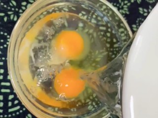 4、蛤蜊蒸蛋,碗中打入两个鸡蛋，加入两克食用盐，250毫升温开水