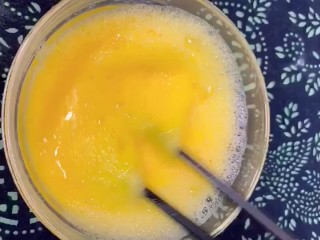 5、蛤蜊蒸蛋,给他搅拌均匀