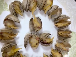 6、蛤蜊蒸蛋,盘中摆上煮好的蛤蜊