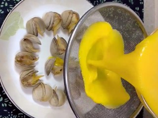 7、蛤蜊蒸蛋,漏入鸡蛋液