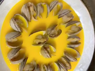 8、蛤蜊蒸蛋,水开上气蒸十五分钟