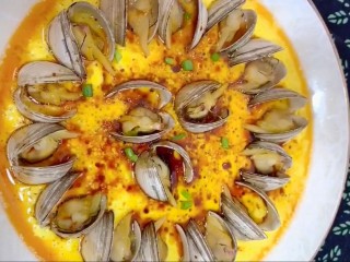 9、蛤蜊蒸蛋,出锅琳上蒸鱼豉油，几滴香油，撒上葱花