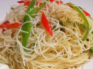 1、简简单单也不失美味~~辣椒炒米粉,成品图