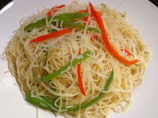 5、简简单单也不失美味~~辣椒炒米粉,成品图