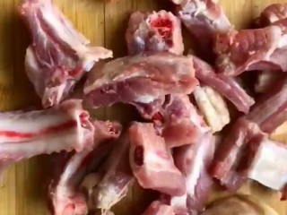 1、红烧排骨,排骨洗净剁成块
