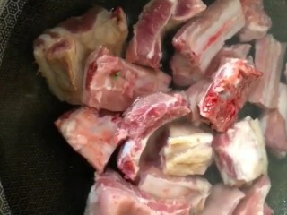 2、红烧排骨,凉水下锅焯去血沫