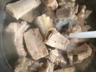 3、红烧排骨,捞出冲洗干净