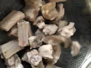 4、红烧排骨,锅中放入底油下入排骨煸炒两分钟