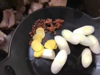 5、红烧排骨,放入葱姜，八角，花椒炒香