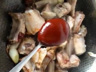 6、红烧排骨,加入耗油，生抽，老抽，料酒，排骨酱翻炒上色