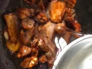 7、红烧排骨,加入没过排骨的水，小火煮三十分钟