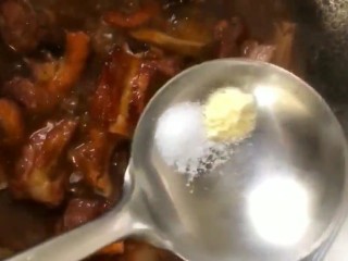 8、红烧排骨,最后放入盐，鸡精大火收干汤汁