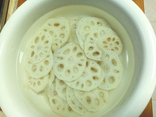 6、姜末莲菜,过凉水