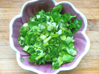 8、姜末莲菜,切碎备用