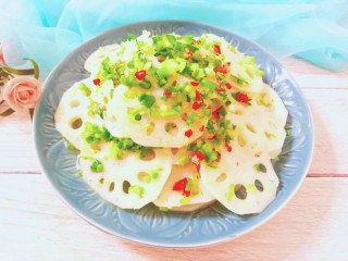 19、姜末莲菜,装盘撒上辣椒碎