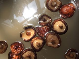 1、香菇炒肉片,香菇泡发