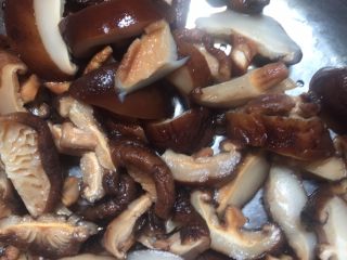 2、香菇炒肉片,洗干净切块备用