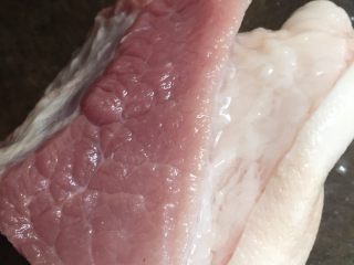 3、香菇炒肉片,猪肉洗干净