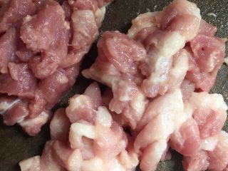 4、香菇炒肉片,切丝备用