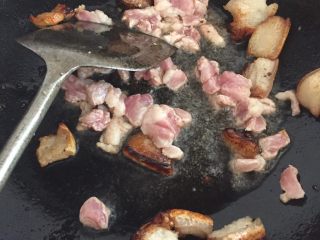 5、香菇炒肉片,肥肉先炸一下，脆脆的，再倒入瘦肉翻炒片刻