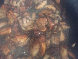 6、香菇炒肉片,倒入香菇翻炒均匀